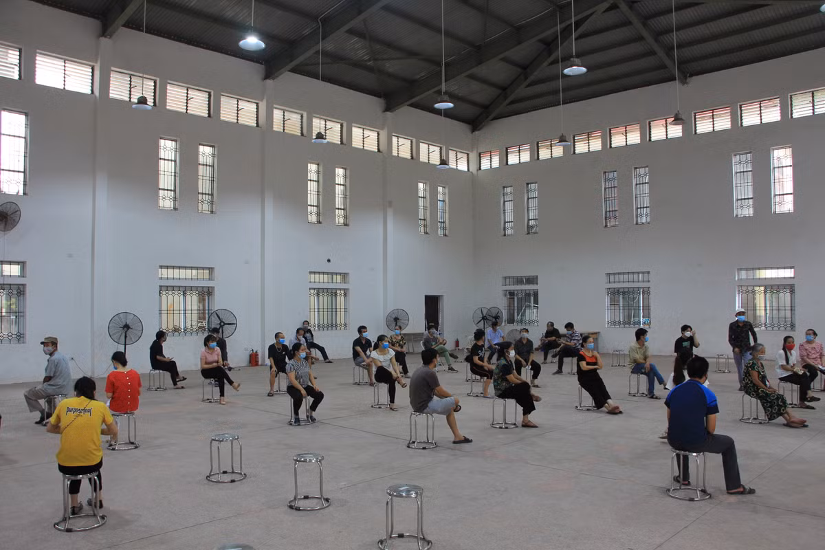 Trường THCS Phương Canh được UBND phường trưng dụng làm điểm tiêm vắc xin. Khu vực tiêm vắc xin bảo đảm vị trí, người dân giữ khoảng cách an toàn.