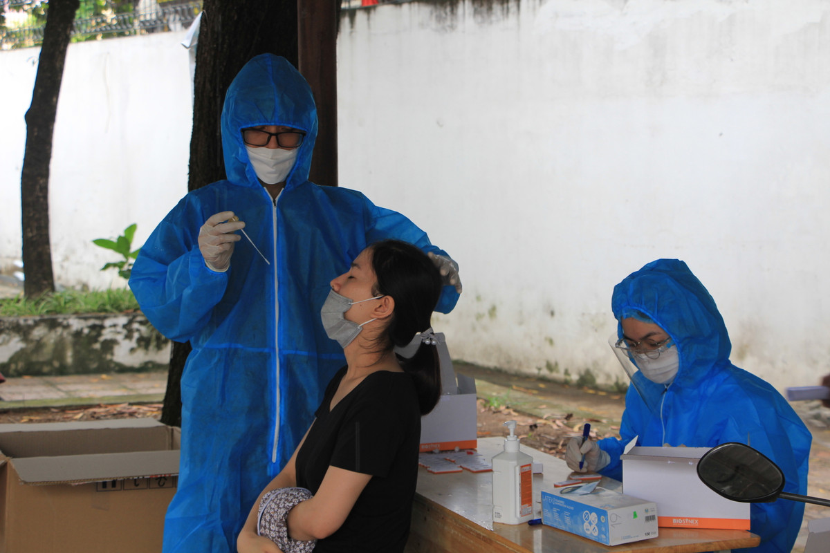 Ngày 8/9, UBND phường Phương Canh, quận Nam Từ Liêm (Hà Nội) tiếp tục tổ chức tiêm vắc xin phòng chống COVID-19 cho người dân đủ điều kiện trên địa bàn theo chỉ đạo tăng tốc của lãnh đạo UBND thành phố.