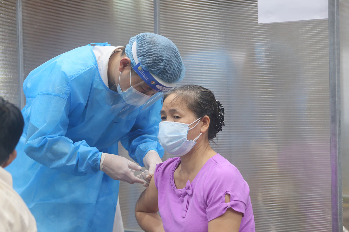 Theo chỉ đạo của UBND TP. Hà Nội, công tác đẩy nhanh tiêm chủng dựa trên tinh thần ưu tiên tiêm tại chỗ, tiêm cuốn chiếu, tiêm dứt điểm cho từng khu vực theo đơn vị hành chính.