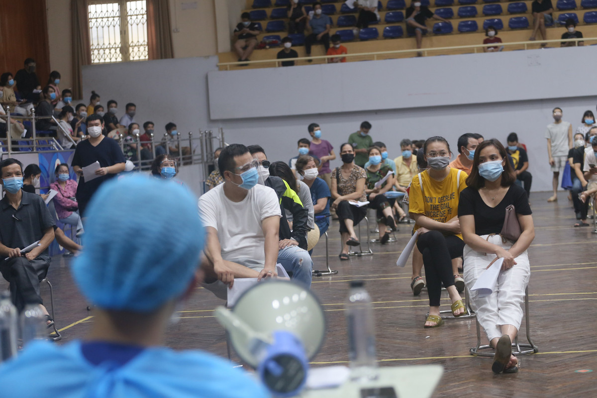 Sau khi đã qua bước khám sàng lọc, người dân được đưa đến khu vực chờ tiêm.