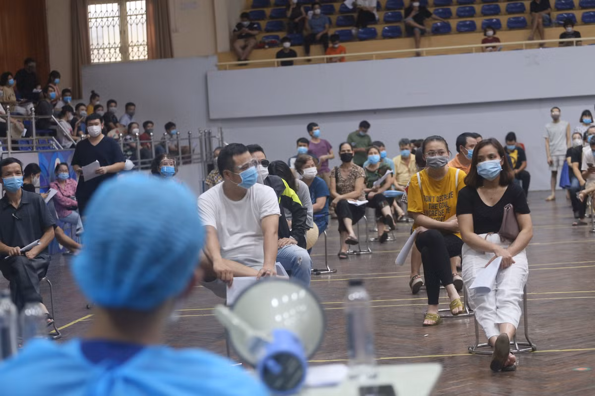 Sau khi đã qua bước khám sàng lọc, người dân được đưa đến khu vực chờ tiêm.