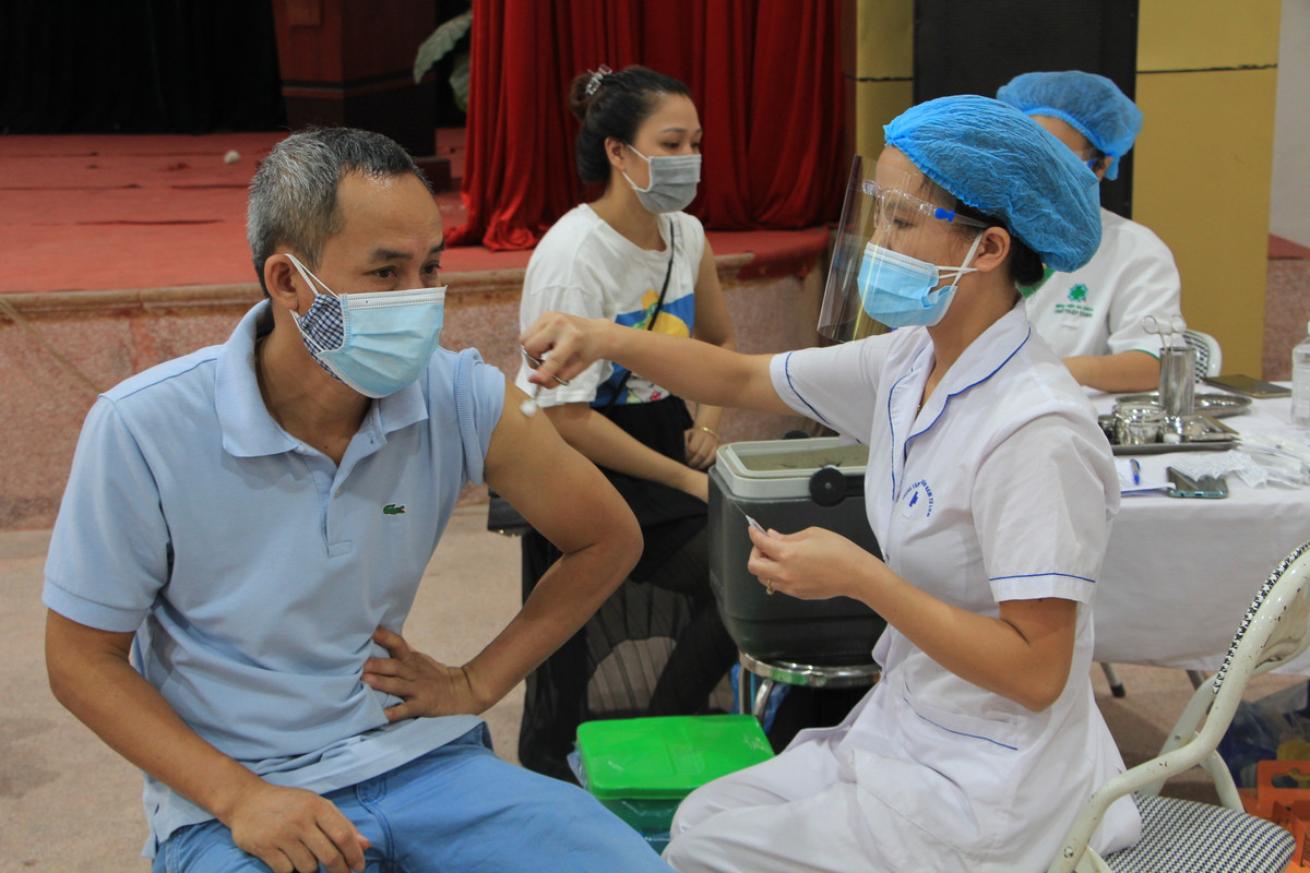 Tiêm mũi 2 cho những người đã tiêm mũi 1 đủ thời gian theo quy định. Đặc biệt ưu tiên và lưu ý cho lực lượng y tế tuyến đầu, người cao tuổi, các trường hợp có bệnh lý nền, phụ nữ mang thai và đẩy nhanh việc tăng độ bao phủ tiêm chủng.