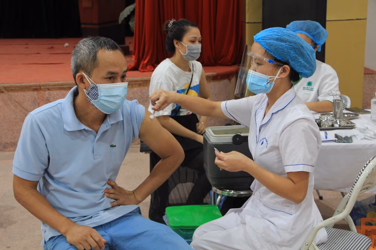 Tiêm mũi 2 cho những người đã tiêm mũi 1 đủ thời gian theo quy định. Đặc biệt ưu tiên và lưu ý cho lực lượng y tế tuyến đầu, người cao tuổi, các trường hợp có bệnh lý nền, phụ nữ mang thai và đẩy nhanh việc tăng độ bao phủ tiêm chủng.