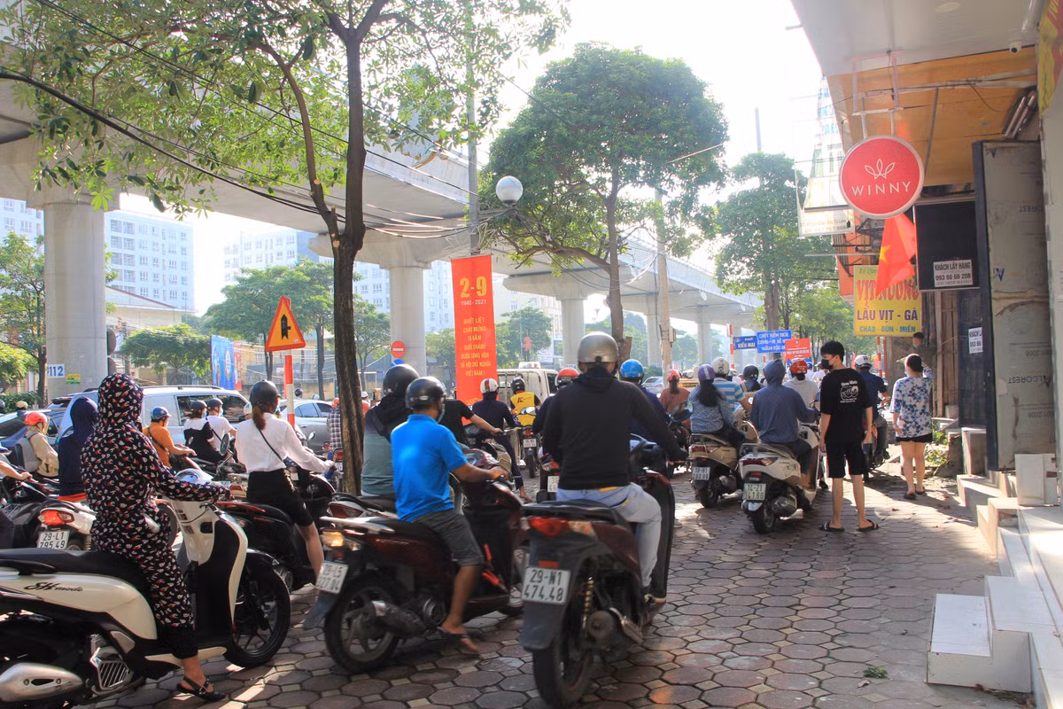 Một số người thiếu kiên nhẫn buộc phải leo lên vỉa hè để luồn lách hoặc tìm cách quay đầu.