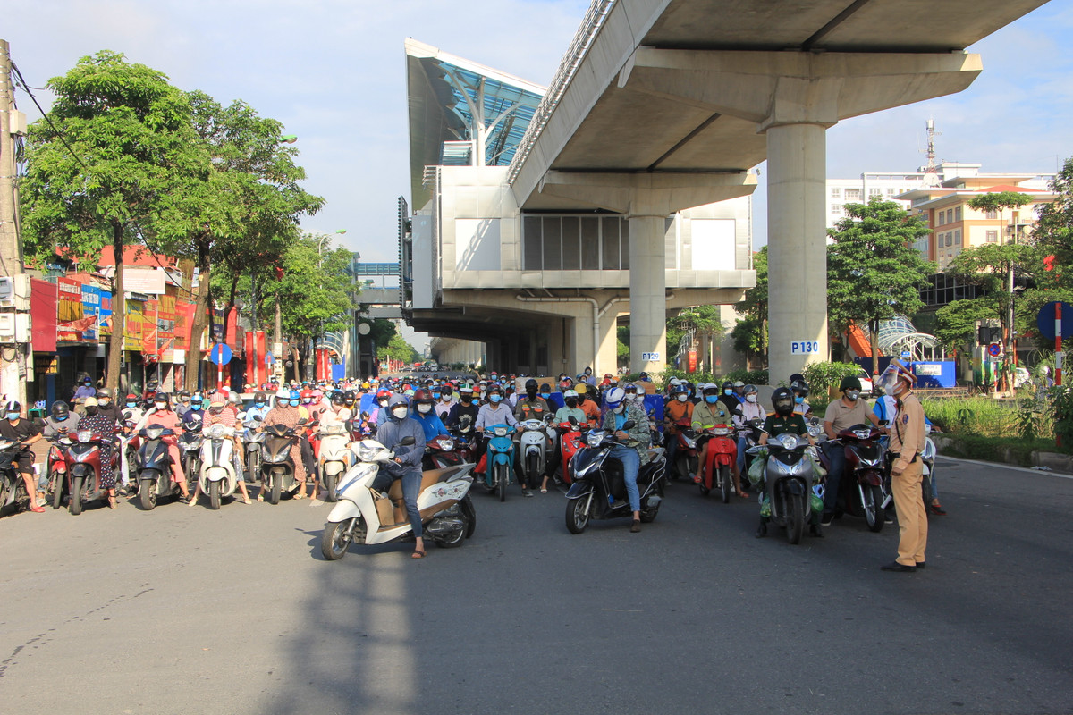 Tuy nhiên, việc kéo dài này là ngắt quãng vì lực lượng chức năng tổ chức giao thông theo "đèn tín hiệu".