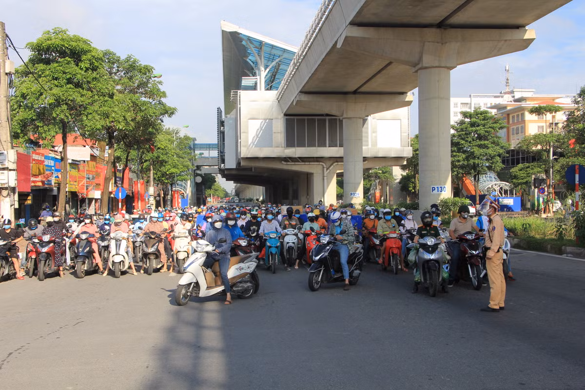 Tuy nhiên, việc kéo dài này là ngắt quãng vì lực lượng chức năng tổ chức giao thông theo "đèn tín hiệu".