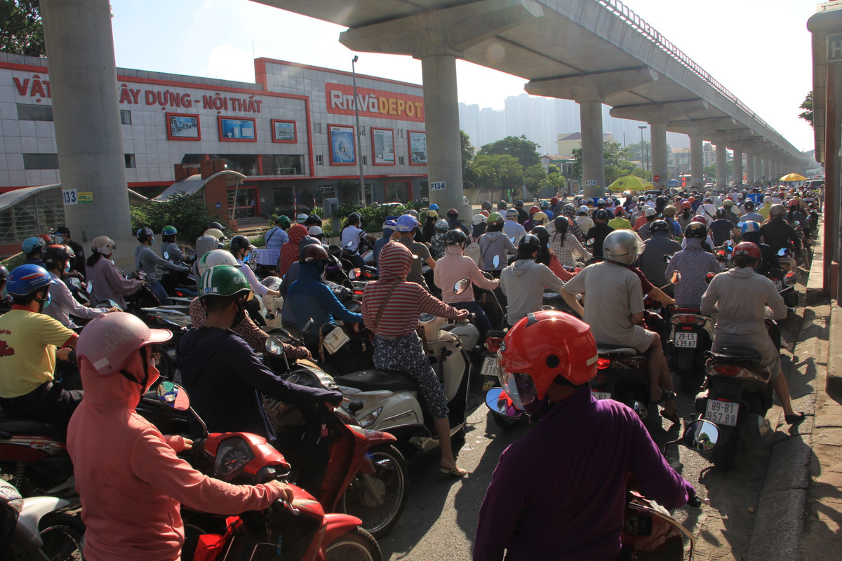 Dòng người đổ về trung tâm Hà Nội kéo dài gần 3 km.