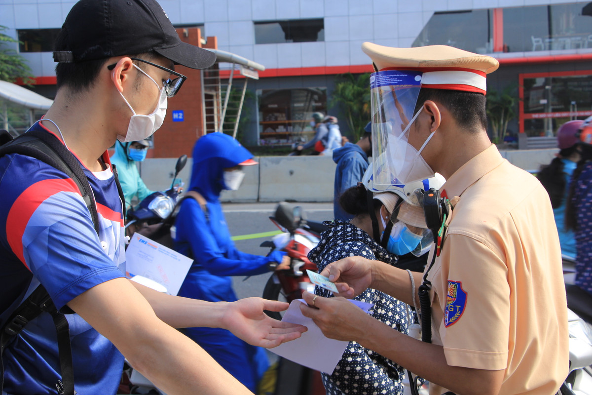 Mặc dù lượng người đông nhưng cán bộ trực chốt không cắt giảm thủ tục kiểm tra hay sơ sài. Giấy đi đường và căn cước công dân vẫn được kiểm tra đầy đủ.