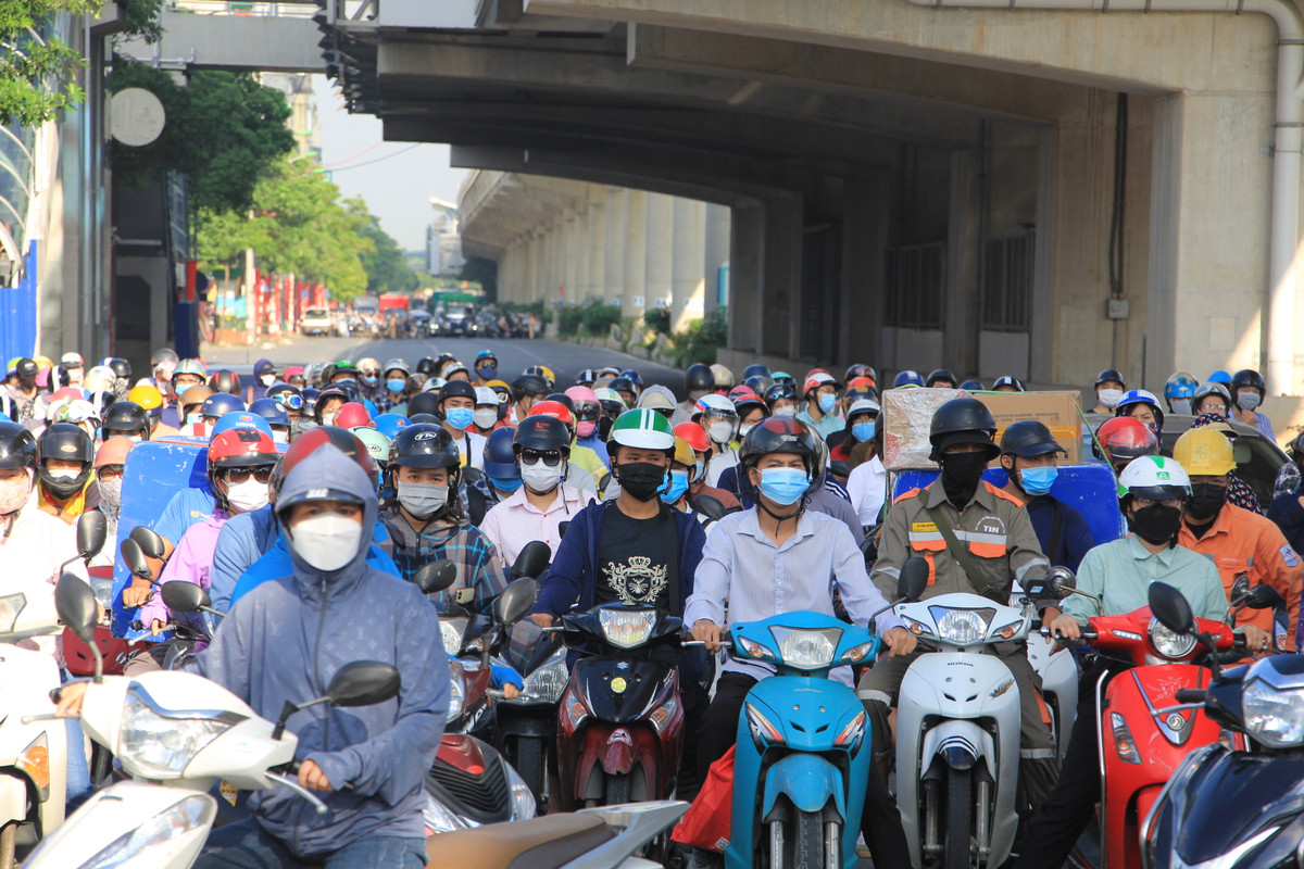 Dòng người và xe được tổ chức di chuyển theo từng nhóm với khoảng cách 500 mét.