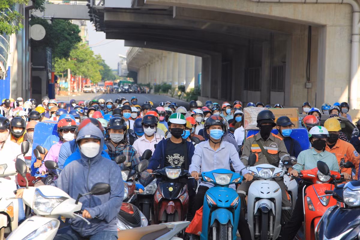 Dòng người và xe được tổ chức di chuyển theo từng nhóm với khoảng cách 500 mét.