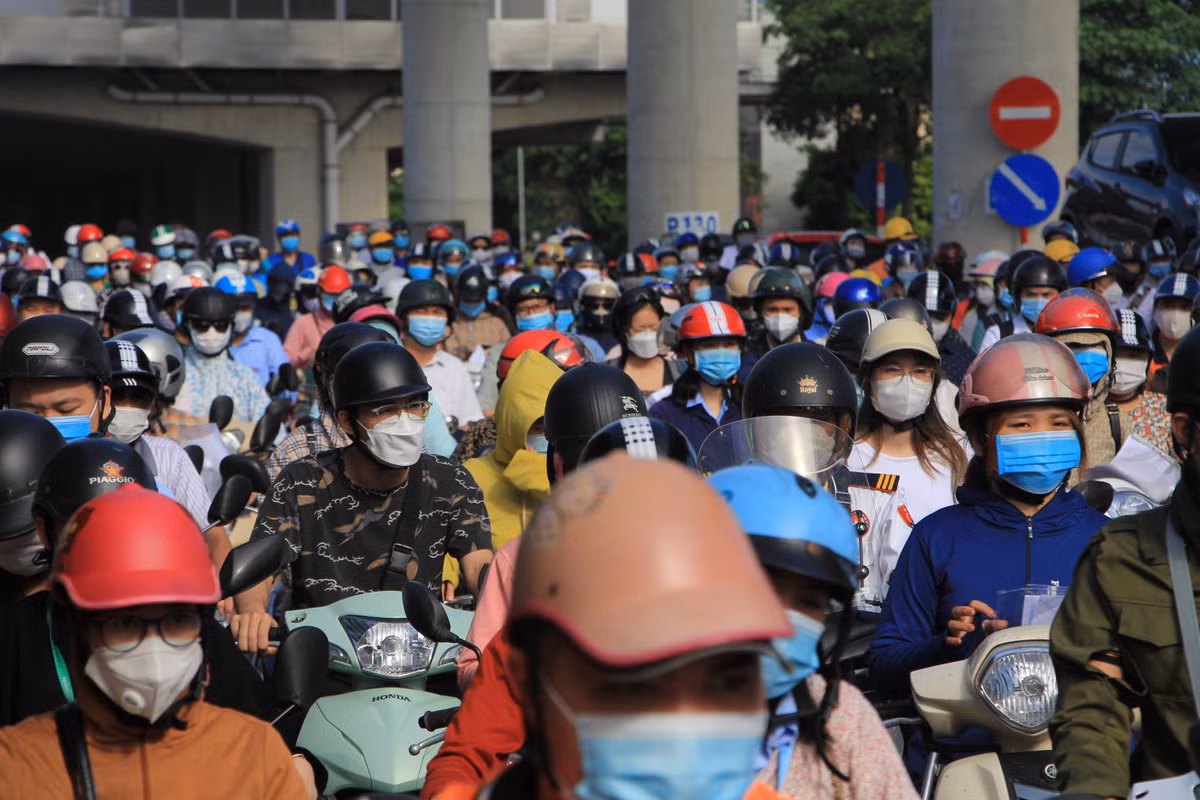 Hàng trăm người di chuyển khó khăn tại đoạn gần chốt kiểm dịch.