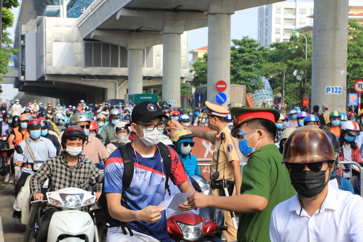 Ngày 6/9 cũng là ngày bắt đầu thực hiện việc kiểm tra giấy đi đường mới theo quy định của Công an TP. Hà Nội. Tuy nhiên, việc quá đông người và nhiều người còn đang trên đường đến cơ quan để làm thủ tục cấp giấy mới nên lực lượng chức năng tạo điều kiện di chuyển.