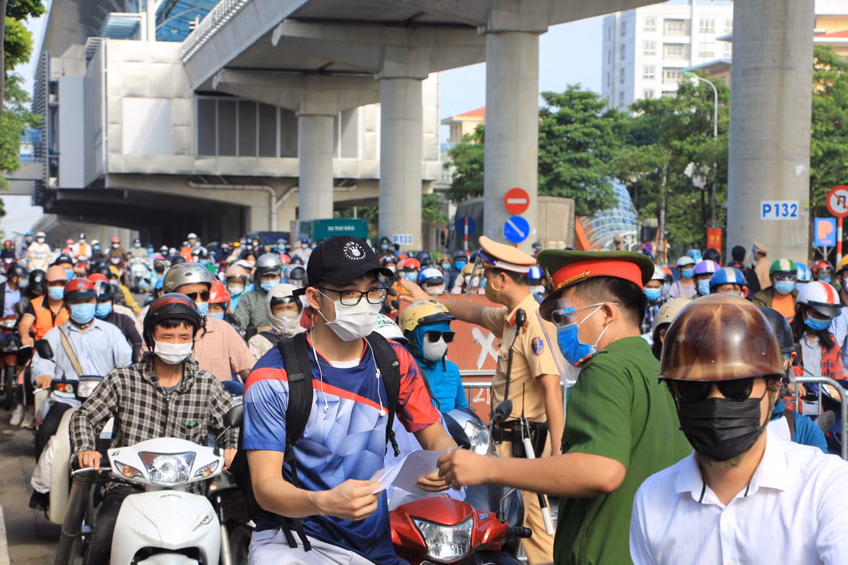 Ngày 6/9 cũng là ngày bắt đầu thực hiện việc kiểm tra giấy đi đường mới theo quy định của Công an TP. Hà Nội. Tuy nhiên, việc quá đông người và nhiều người còn đang trên đường đến cơ quan để làm thủ tục cấp giấy mới nên lực lượng chức năng tạo điều kiện di chuyển.