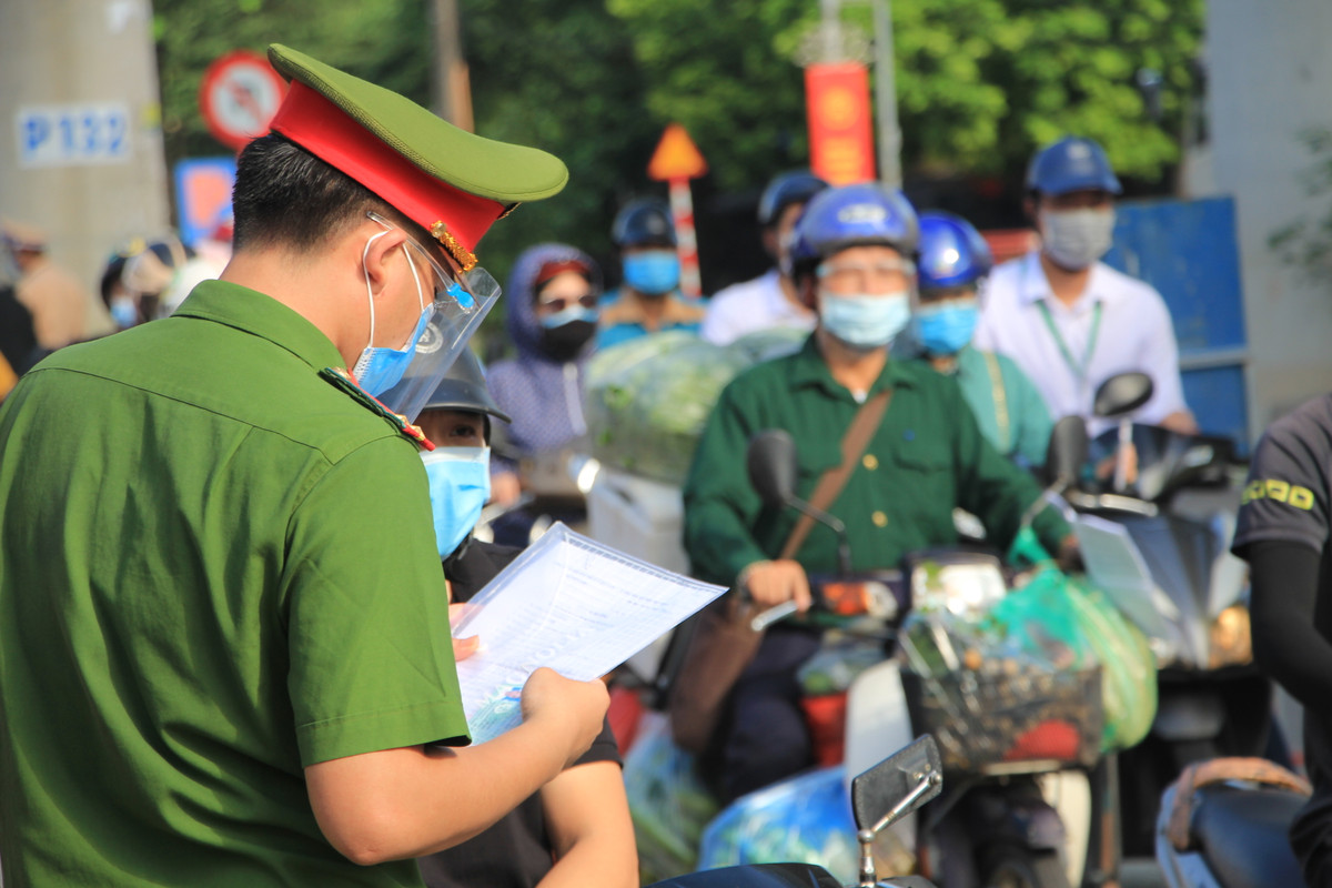 Một số người đã có giấy đi đường mới nhưng phần lớn vẫn dùng giấy đi đường cũ vì vướng thủ tục và thời gian. Không cứng nhắc, lực lượng chức năng chỉ tuyên truyền và đề nghị người dân sớm có giấy đi đường mới theo quy định.