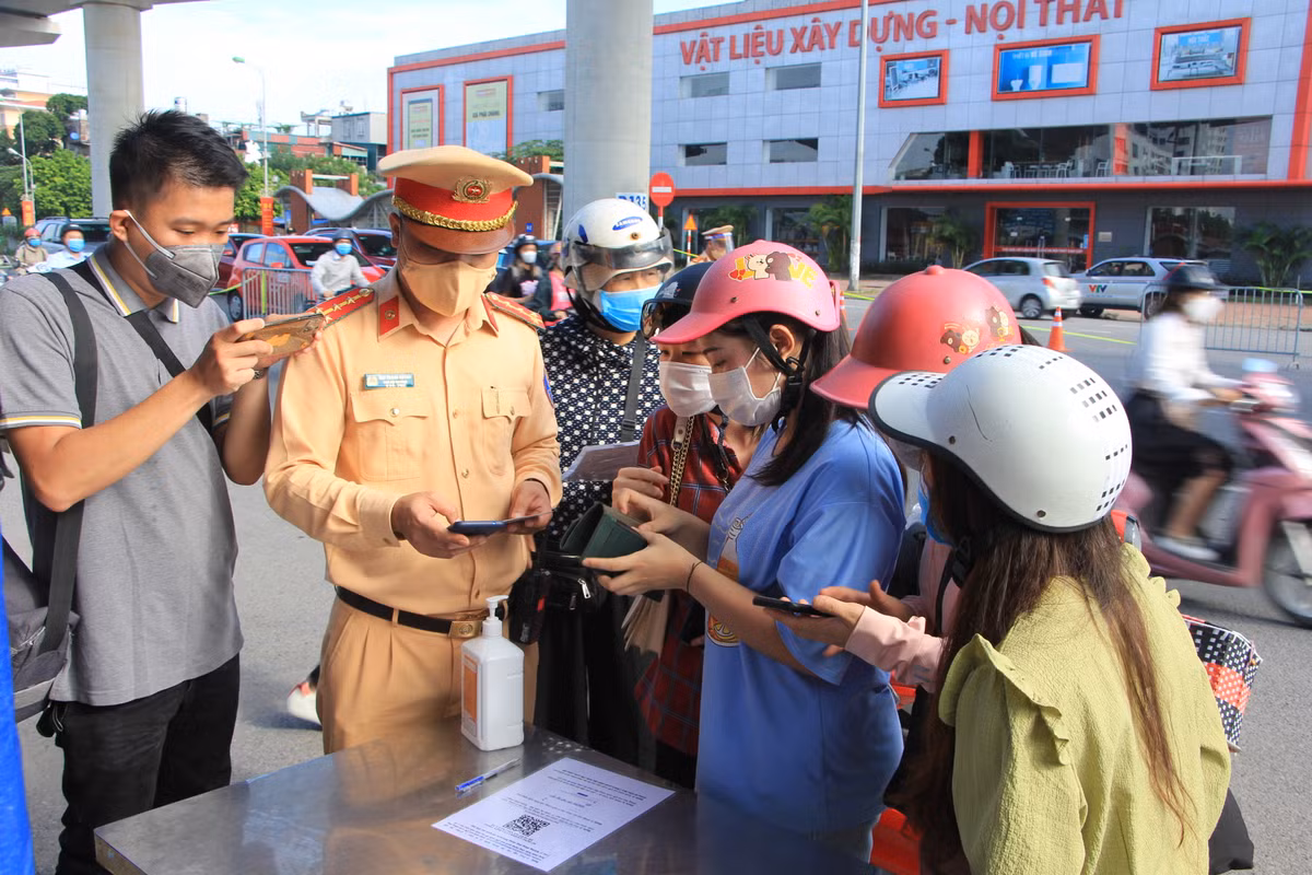 Trường hợp không có giấy đi đường, lực lượng chức năng đề nghị khai báo y tế, hướng dẫn thủ tục xin cấp và yêu cầu quay trở về nhà.