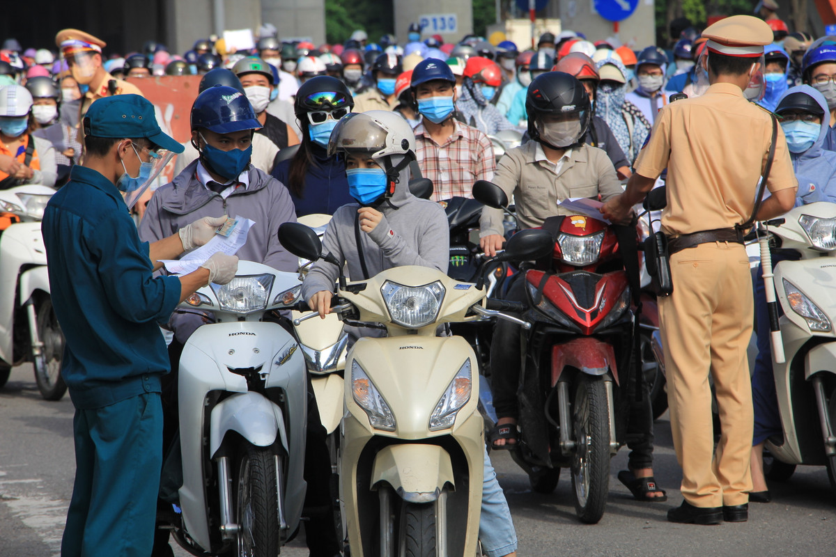 Lực lượng dân quân, quân đội, thanh niên cũng được huy động hỗ trợ tại chốt.