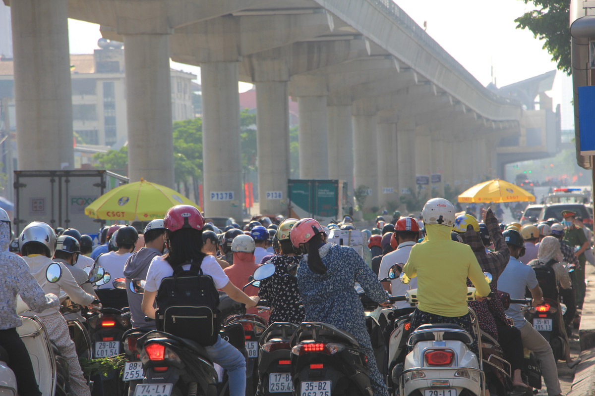 Nắng gắt ngay từ sáng nên việc chờ đợi để được đến chốt kiểm tra giấy tờ cũng khiến nhiều người khá mệt mỏi.