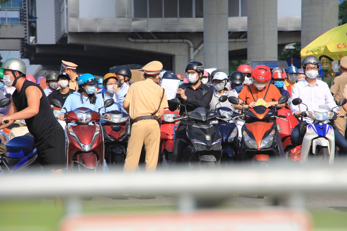 Để thuận lợi và không mất thời gian chờ đợi, khi đến gần chốt, người dân chủ động cầm trên tay giấy đi đường.