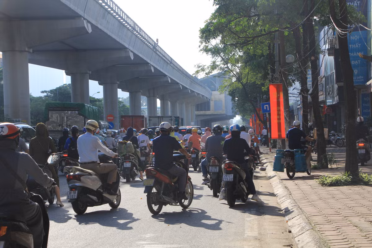 Tình trạng đi lên vỉa hè để tránh ùn ứ tái diễn trong bối cảnh Hà Nội vẫn giãn cách xã hội.