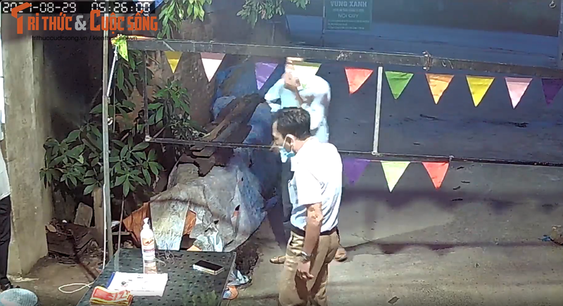 Truong dai PT xa Hong Quang thong chot o Ha Noi: Chu tich xa “cho phep“?