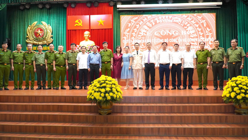 Phát biểu nhận nhiệm vụ mới, thượng tá Trần Văn Phúc cảm ơn sự tin tưởng, ghi nhận của Đảng ủy Công an Trung ương, lãnh đạo Bộ Công an; Tỉnh ủy, HĐND, UBND tỉnh Thái Bình.