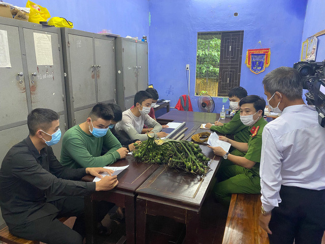  Bắt giữ nhóm “cau tặc” 9X hành hung chủ nhà: Công an huyện Nam Đông (Thừa Thiên Huế) đã bắt giữ nhóm thanh niên đột nhập vào nhà người dân trộm cắp rồi hành hung, gây thương tích cho nạn nhân. Trước đó, vào lúc 0h ngày 19/9, nhóm đối tượng này đột nhập vào nhà ông Mai Văn Hùng (SN 1966, trú tại thôn 10, xã Hương Xuân) để hái trộm cau. Nhóm đối tượng bị phát hiện và tìm cách chống cự rồi bỏ trốn, rồi quay lại hành hung ông Hùng. 