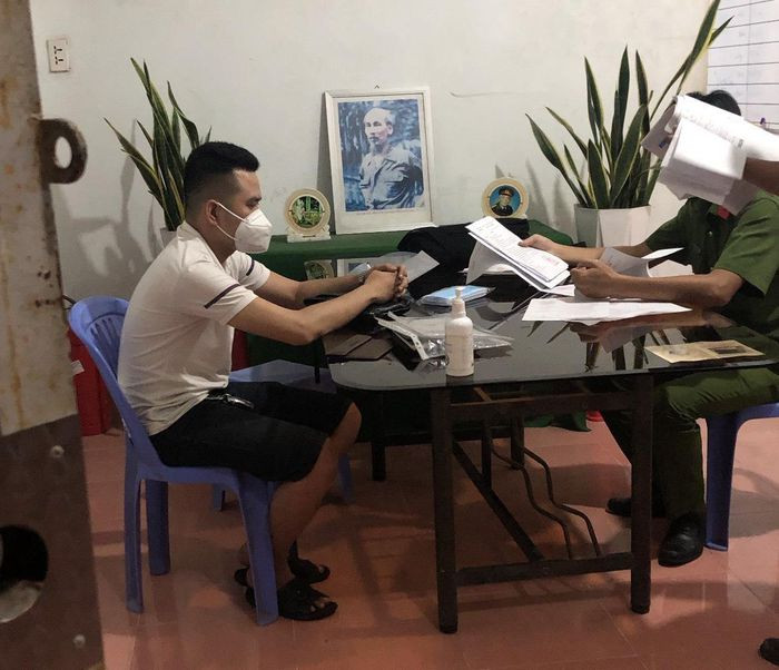  Dùng giấy đi đường giả ghi "đón con dâu nguyên Chủ tịch Quốc hội": Trong quá trình kiểm soát phương tiện trên tuyến Quốc lộ 57 (xã Bình Hòa Phước, huyện Long Hồ, tỉnh Vĩnh Long), lực lượng làm nhiệm vụ dừng xe ô tô để kiểm tra hành chính. Lái xe này xuất trình giấy đi đường có nội dung đi “đón con dâu của bà Nguyễn Thị Kim Ngân - nguyên Chủ tịch Quốc Hội đang sắp đến ngày sinh về quê sinh con”. Phát hiện giấy đi đường này là giả nên lực lượng chức năng đã bắt giữ đối tượng. 