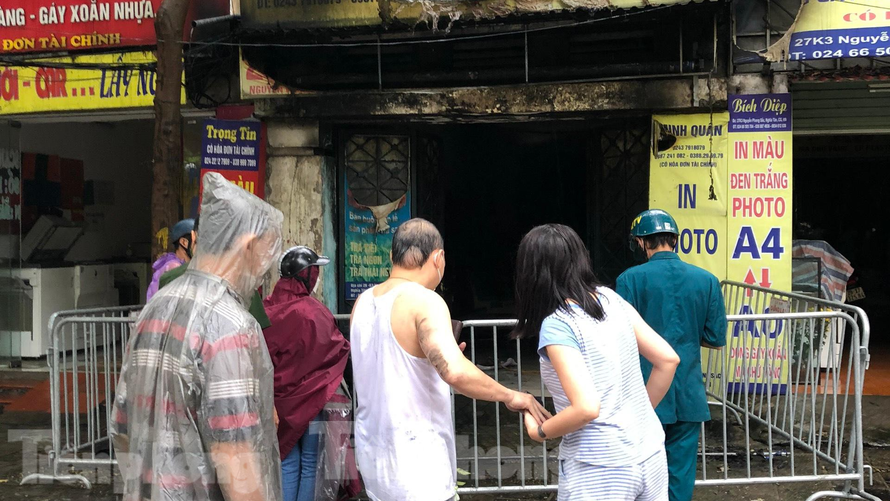 Tin nong ngay 25/9: Giai cuu 5 nguoi mac ket trong cua hang bi chay