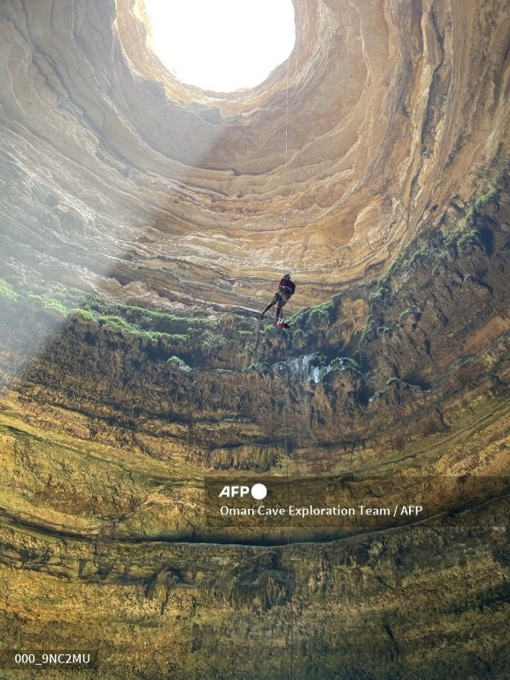 Video: Kham pha “Gieng Dia nguc” chua tung ai dam xuong day-Hinh-6