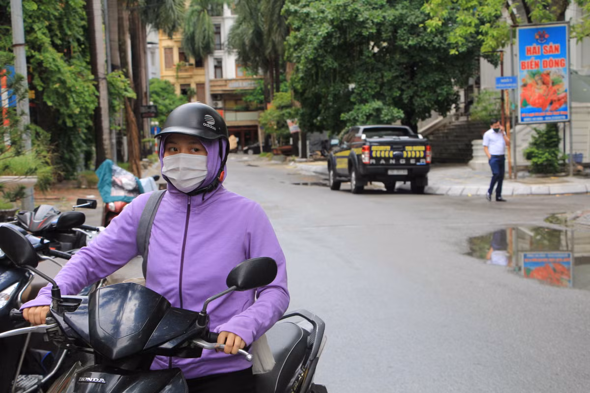 Những ai đến trụ sở Công an phường Dịch Vọng Hậu sáng 5/9 đểu phải quay về. Chị Thu, đại diện công ty thực phẩm trên địa bàn cho biết: "Tôi ở nhà gọi diện cho Công an phường không được nên buộc phải tìm đến trụ sở. Lên đây thì cán bộ chỉ cho số điện thoại của cán bộ công an khu vực rồi mời về để gọi, làm theo hướng dẫn".