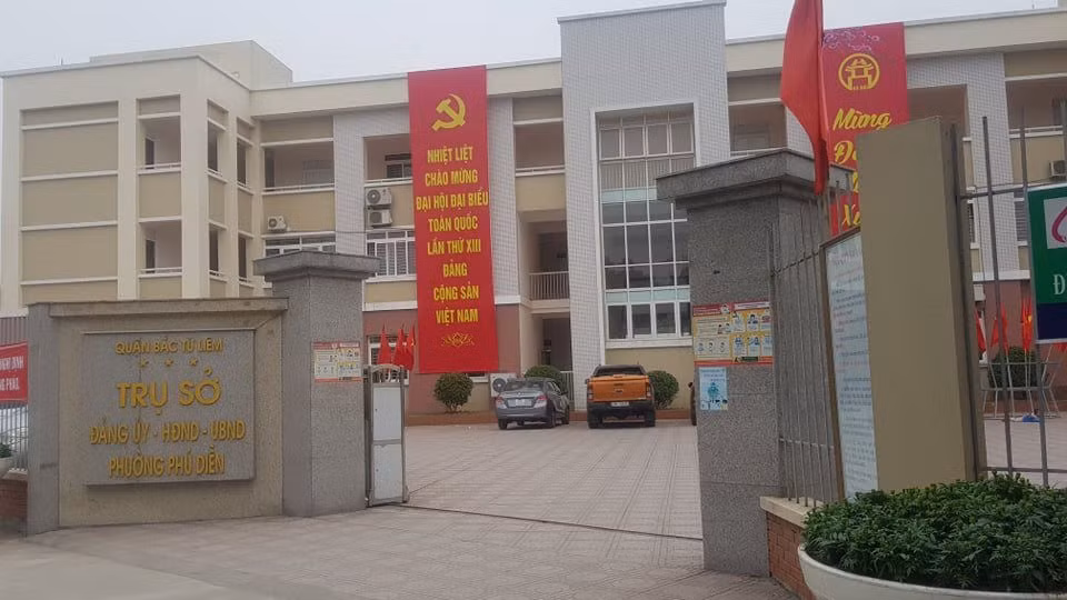 Ông Đinh Quang Tâm, Phó Chủ tịch UBND phường Phú Diễn (quận Bắc Từ Liêm) cho biết, hiện UBND phường đang tiến hành cập nhật phần mềm và đã lắp 2 máy tính, 2 máy in để phục vụ việc cấp giấy đi đường. Tuy nhiên, hiện vẫn còn vướng mắc ở mẫu giấy vì nội dung giấy đang thể hiện có cả Công an quận, Công an phường nhưng mặt ký lại là Chủ tịch UBND phường. Hiện vẫn đang làm việc để thống nhất mẫu nên trong sáng nay chưa cấp được giấy cho cá nhân, đơn vị nào.