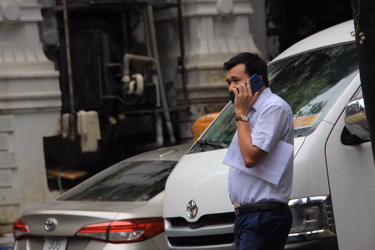 Tìm đến trụ sở Công an phường Dịch Vọng Hậu để trực tiếp trao đổi về việc cấp giấy đi đường nhưng vị lãnh đạo công ty sản xuất thực phẩm này cũng đành phải về. Vì theo quy định, thủ trưởng các đơn vị cử 1 cán bộ đại diện làm việc trực tiếp với Công an xã/phường/thị trấn để cung cấp thông tin cần thiết theo quy định, cung cấp địa chỉ thư điện tử và thực hiện việc xác thực thư điện tử trên hệ thống với UBND xã/phường, thị trấn.