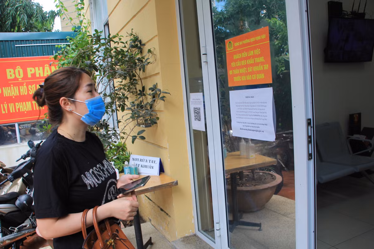 Mặc dù đã đọc hướng dẫn quy trình xét duyệt, xin giấy bằng hình thức online nhưng một số người dân, đại diện công ty đóng trên địa bàn phường Dịch Vọng Hậu vẫn phải tìm đến trụ sở để xin làm thủ tục trực tiếp vì "chưa hiểu rõ quy trình".