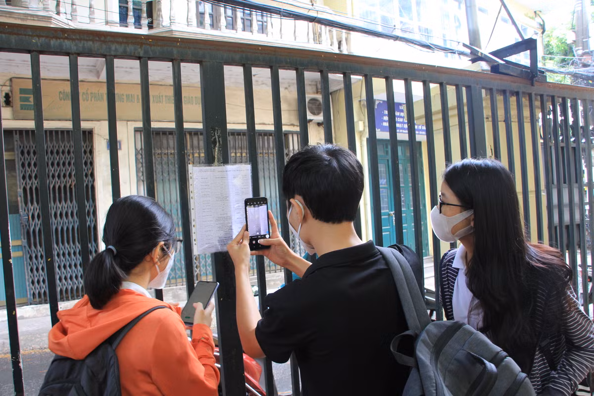 Tại Công an phường Yên Hòa (quận Cầu Giấy), lác đác người dân tìm đến để xin làm thủ tục cấp giấy đi đường nhưng đều bi từ chối và chỉ đề nghị người dân lưu lại số điện thoại của cán bộ công an khu vực để được hướng dẫn làm thủ tục.