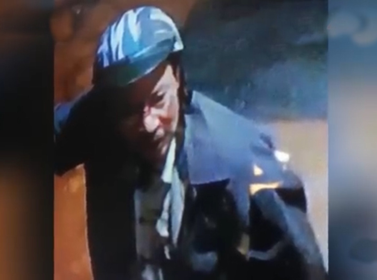 Sau khi xác định được hướng đi của nạn nhân, cơ quan công an đã tiến hành kiểm tra, truy vết, trích suất camera các tuyến đường nơi nạn nhân đi qua, đồng thời thu thập thông tin từ các quán nước ven đường. Tại một quán nước gần cầu 283 cho biết, tối hôm xảy ra vụ án, có một người đàn ông đến mua một chai nước, trên đầu đội mũ bảo hiểm nhưng không đi xe máy, như thể đang chờ ai đến đón. Nhận định đây có thể là hung thủ, cơ quan Công an đã nhanh chóng xác minh thông tin nghi phạm này.