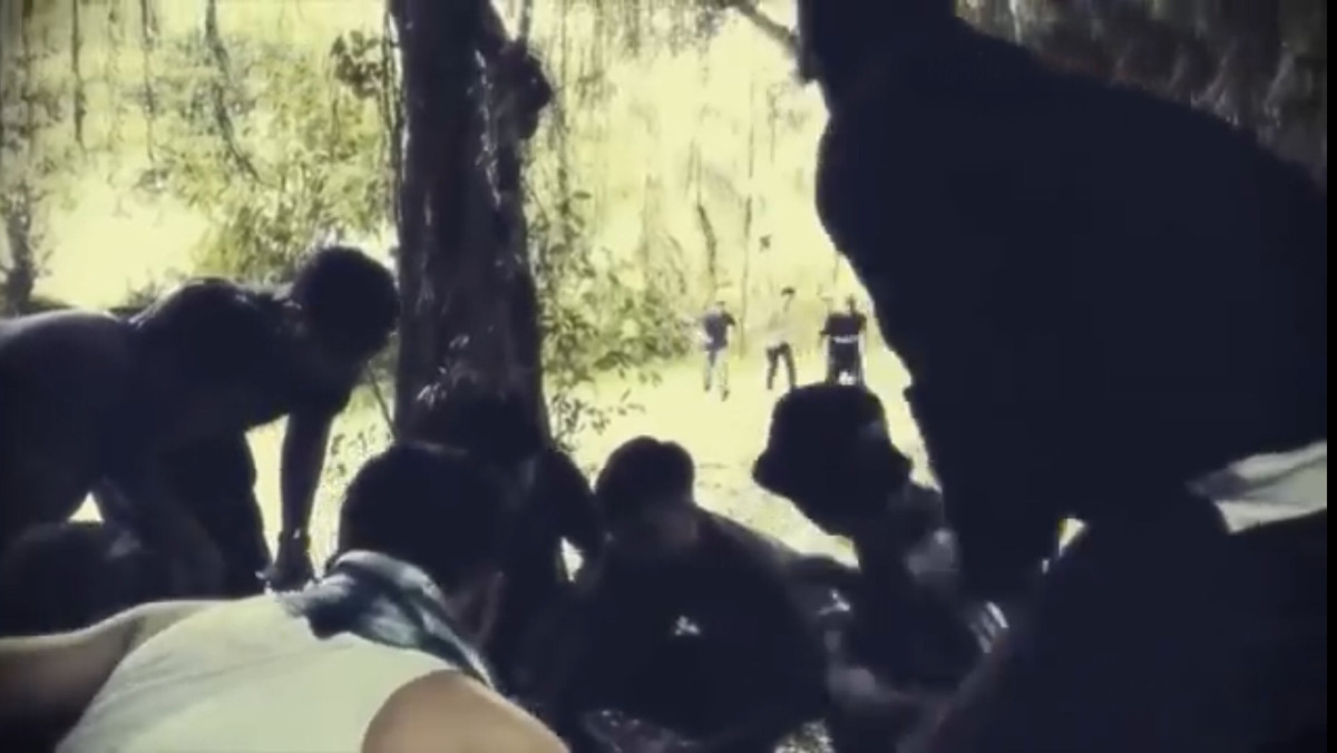 Sau khi sát hại nạn nhân, Sóc Tha mang tài sản gồm xe máy và 1 ĐTDĐ của nạn nhân về Châu Đốc (An Giang), sau đó trốn sang Campuchia tiêu thụ rồi tiếp tục đến TP. Phoipet, tỉnh Bonteay Meancheay (Campuchia) lẩn trốn tại các casino đánh bạc. Nghi phạm thường xuyên thay đổi chỗ ở nên lực lượng công an gặp rất nhiều khó khăn trong quá trình điều tra, truy bắt.