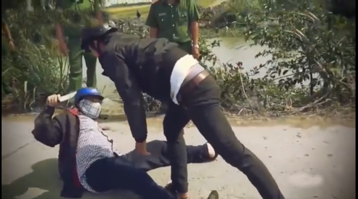 Sau đó, nạn nhân lên xe bỏ đi nhưng còn quay lại chửi nên Sóc Tha cầm dao chạy đến cắt cổ nạn nhân. Khi biết nạn nhân đã chết, Sóc Tha đẩy xác xuống mé kênh và lấy xe của nạn nhân chạy về hướng Châu Đốc để trốn qua Campuchia. Trên đường đi, khi qua đò Khánh An khoảng 7km, Tha mở khoá yên xe thì còi báo động trên xe kêu, sợ bị lộ nên Tha bỏ xe lại đây và chạy trốn sang Campuchia cho đến khi bị bắt. (Ảnh dựng lại hiện trường).