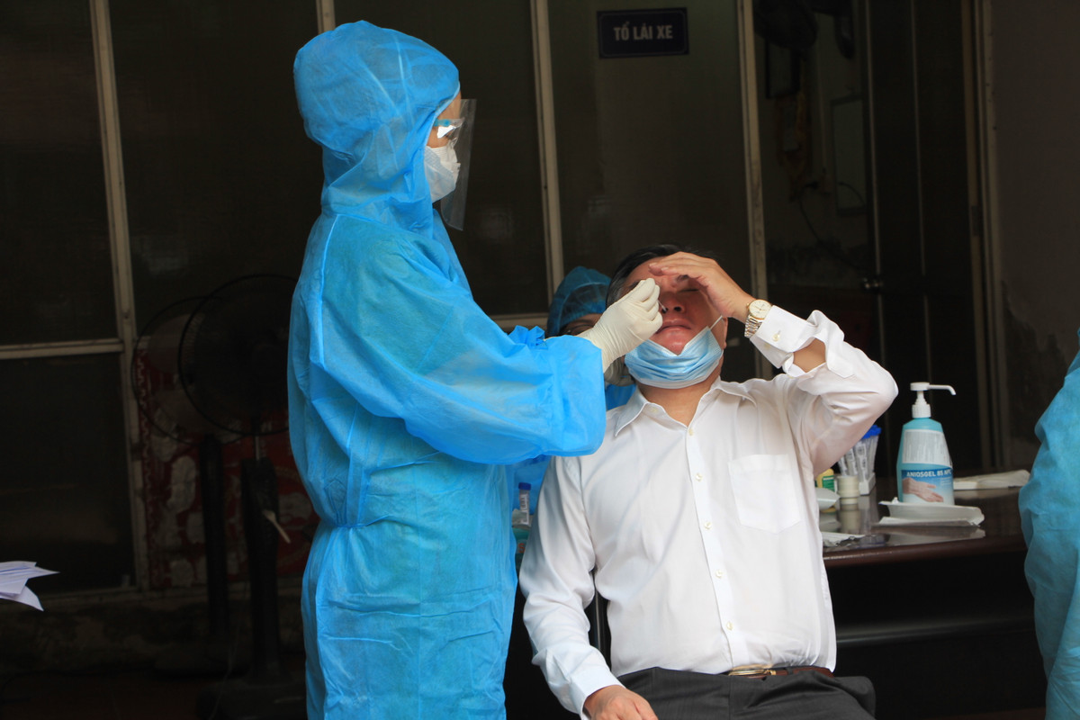 PGS.TS Phạm Quang Thao, Phó Chủ tịch VUSTA xét nghiệm trong buổi sáng 13/9.