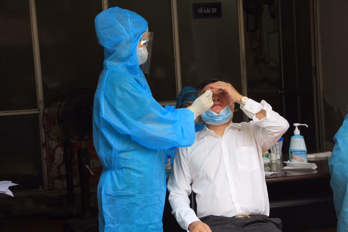 PGS.TS Phạm Quang Thao, Phó Chủ tịch VUSTA xét nghiệm trong buổi sáng 13/9.