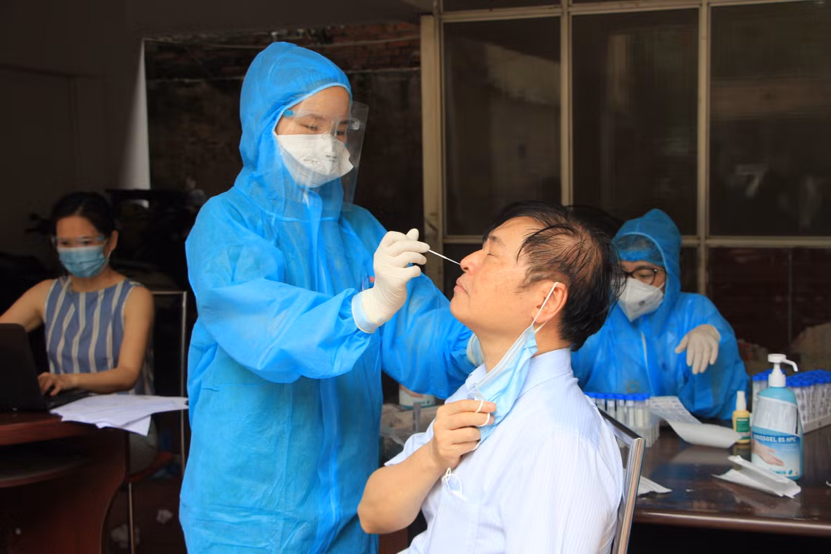 TSKH Phan Xuân Dũng - Chủ tịch VUSTA xét nghiệm COVID-19 trước thềm hội nghị.