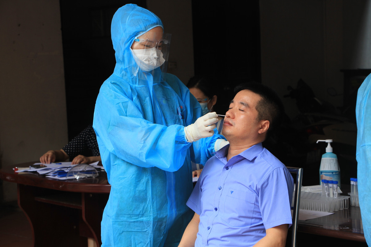 Ths Nguyễn Quyết Chiến, Tổng Thư ký, Phụ trách Ban Truyền thông và Phổ biến kiến thức (VUSTA) tuân thủ quy định xét nghiệm.