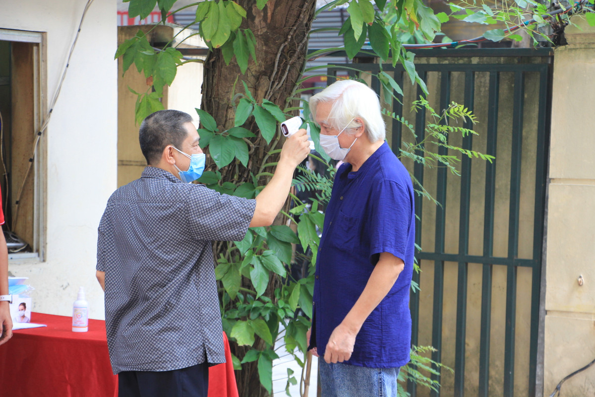 Ông Dương Trung Quốc, đại biểu Quốc hội khóa XIV, Phó Chủ tịch kiêm Tổng thư ký Hội Khoa học Lịch sử Việt Nam (thành viên VUSTA) đến địa điểm xét nghiệm COVID-19 để chuẩn bị tham dự Hội nghị.