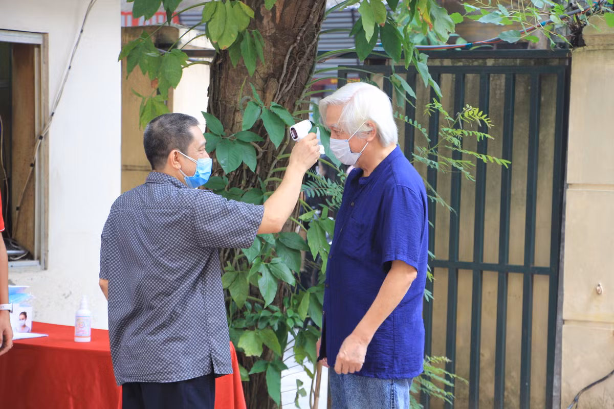 Ông Dương Trung Quốc, đại biểu Quốc hội khóa XIV, Phó Chủ tịch kiêm Tổng thư ký Hội Khoa học Lịch sử Việt Nam (thành viên VUSTA) đến địa điểm xét nghiệm COVID-19 để chuẩn bị tham dự Hội nghị.