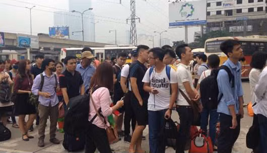 Thậm chí, hàng người đứng chờ mua vé kéo dài đến tận cổng bến xe vì số lượng người đổ về quá lớn.