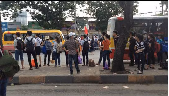 Mọi người đứng chờ xe.