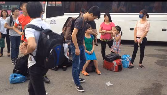 Ai cũng tay xách nách mang.