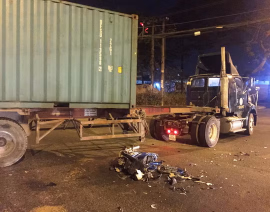 13. Va chạm container, 3 người thương vong Khoảng 2h20 sáng 22/4, xe container BKS 51C - 219.57 do tài xế Bùi Văn Sang (ngụ quận 9, TP HCM), điều khiển, khi đến đoạn trước cổng Khu chế xuất Linh Trung (phường Linh Trung, quận Thủ Đức), tài xế cho xe rẽ vào hướng khu chế xuất. Cùng thời điểm này, xe máy BKS 51X7 - 4574 do 3 nam thanh niên điều khiển chạy chiều ngược lại với tốc độ cao tông mạnh vào hông container. Va chạm khiến 3 người trên xe máy bị văng ra đường và được đi bệnh viện cấp cứu nhưng chỉ 1 người còn sống sót, 2 người còn lại đã tử vong.