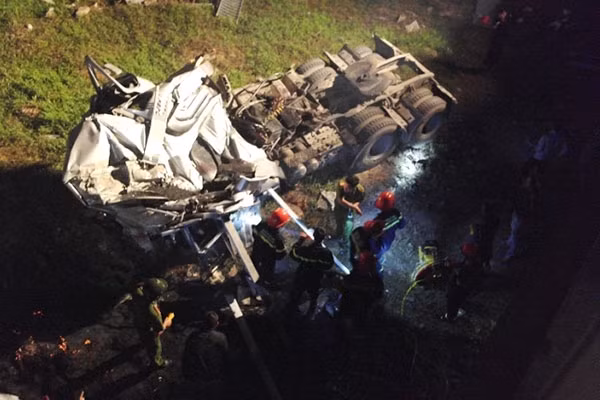 5. Xe đầu kéo lao xuống cầu Dã Viên, tài xế tử nạn Khoảng 0h30 sáng ngày 19/4 khi chiếc xe đầu kéo BKS 75C-035.44, do tài xế Nguyễn Văn Chính (42 tuổi, trú tổ 5, khu vực 5, phường Tứ Hạ, thị xã Hương Trà, Thừa Thiên – Huế) điều khiển, chở đầy than đá lưu thông theo hướng từ phía Nam qua phía Bắc cầu Dã Viên. Đến đoạn gần giữa cầu, xe đầu kéo đã đâm gãy lan can cầu, rơi xuống đất từ độ cao khoảng 5m. Hậu quả vụ tai nạn khiến anh Chính bị mắc kẹt phía trong và tử vong.