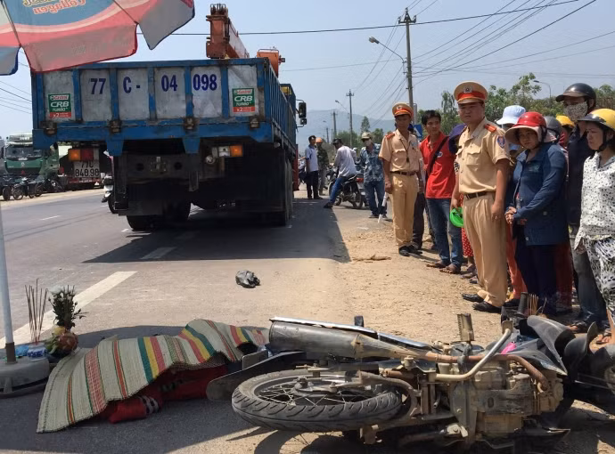 3. Bình Định: Xe tải tải đâm xe máy, 1 phụ nữ tử vong Khoảng 9h30 ngày 18/4, ôtô tải BKS 77C – 040.98 do tài xế Nguyễn Minh Hải (SN 1985, trú tổ 11, khu vực 2, phường Đống Đa, TP. Quy Nhơn) điều khiển khi đến Km1231+300 trên QL1A,đoạn qua phường Trần Quang Diệu (TP. Quy Nhơn, Bình Định) thì đâm vào xe máy BKS 77X3 – 5220 do anh Đặng Đình Anh (SN 1999, trú khu vực 5, phường Bùi Thị Xuân, TP. Quy Nhơn) điều khiển chở sau chị Đỗ Thị Thanh Ngân (SN 1997, trú thị trấn Phú Phong, huyện Tây Sơn, Bình Định). Tai nạn giao thông khiến chị Ngân tử vong tại chỗ.