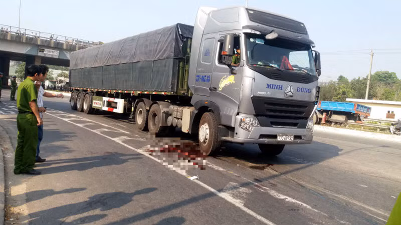 10. Xe tải nghiền nát xe máy, 1 người tử vong Khoảng 7h20 ngày 20/4 tại đường Trường Chinh – dưới gầm cầu vượt Hòa Cầm (quận Cẩm Lệ, TP Đà Nẵng), xe tải chạy cùng chiều BKS 77R 015.03 do tài xế Bùi Viết Quang( trú tại huyện Hoài Ân, tỉnh Bình Định) điều khiển. Khi đến khúc cua đường Trường Chinh (dưới chân cầu vượt Hòa Cầm, quận Cẩm Lệ, TP Đà Nẵng) đã va chạm với xe máy do ông Lê M (trú tại xã Điện Phước, huyện Điện Bàn, tỉnh Quảng Nam) điều khiển. Cú va chạm khiến người điều khiển xe máy tử vong.